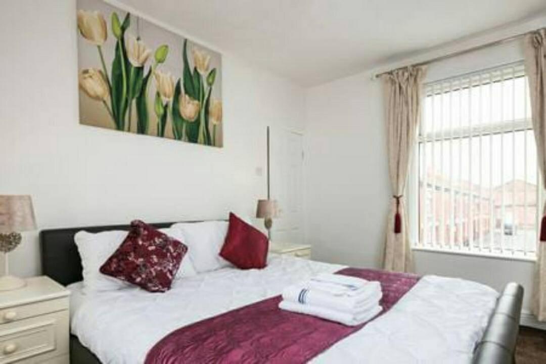Brigstock Holidays House Manchester Eksteriør billede